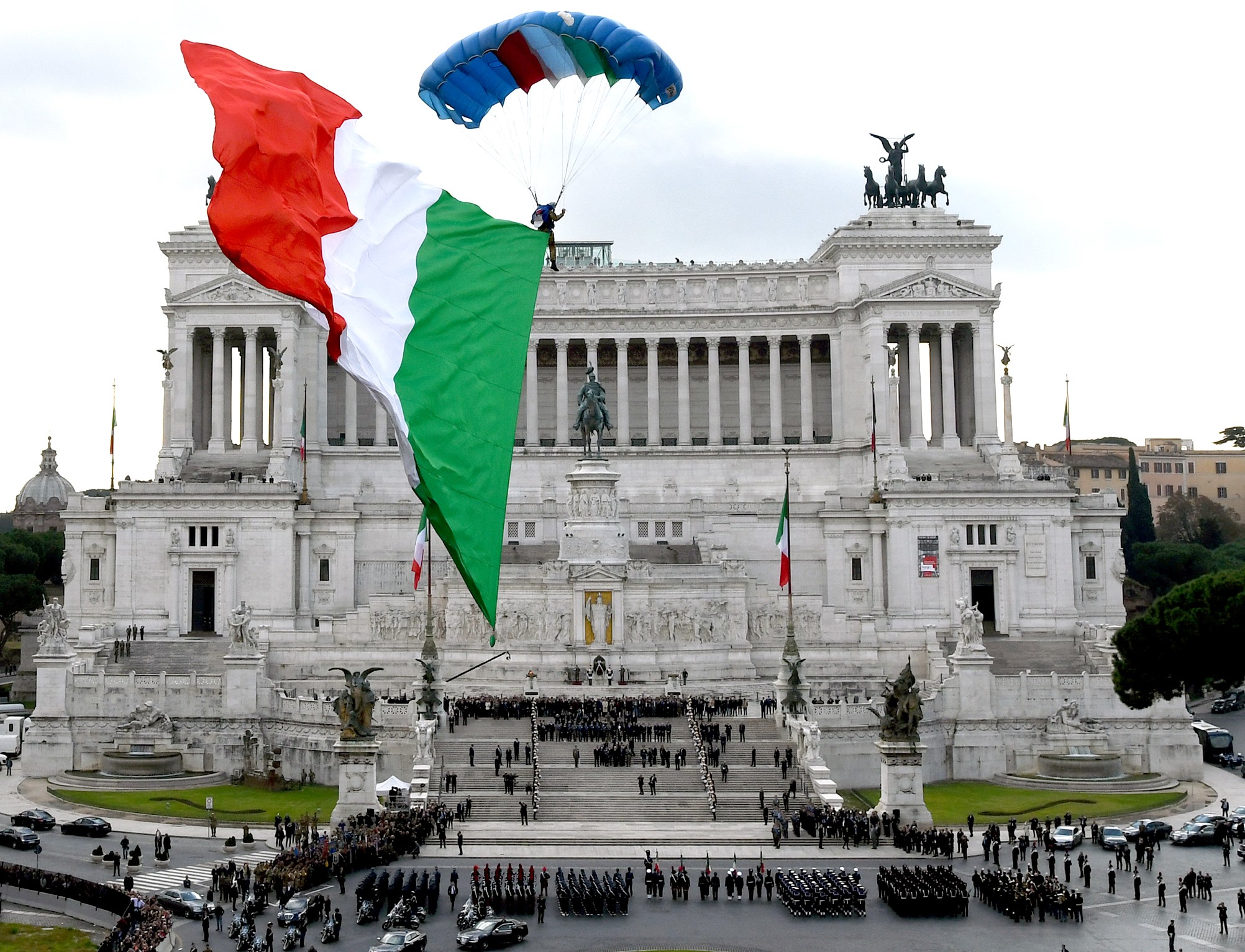 paracadutista-militare-atterra-a-piazza-venezia-con-il-tricolore