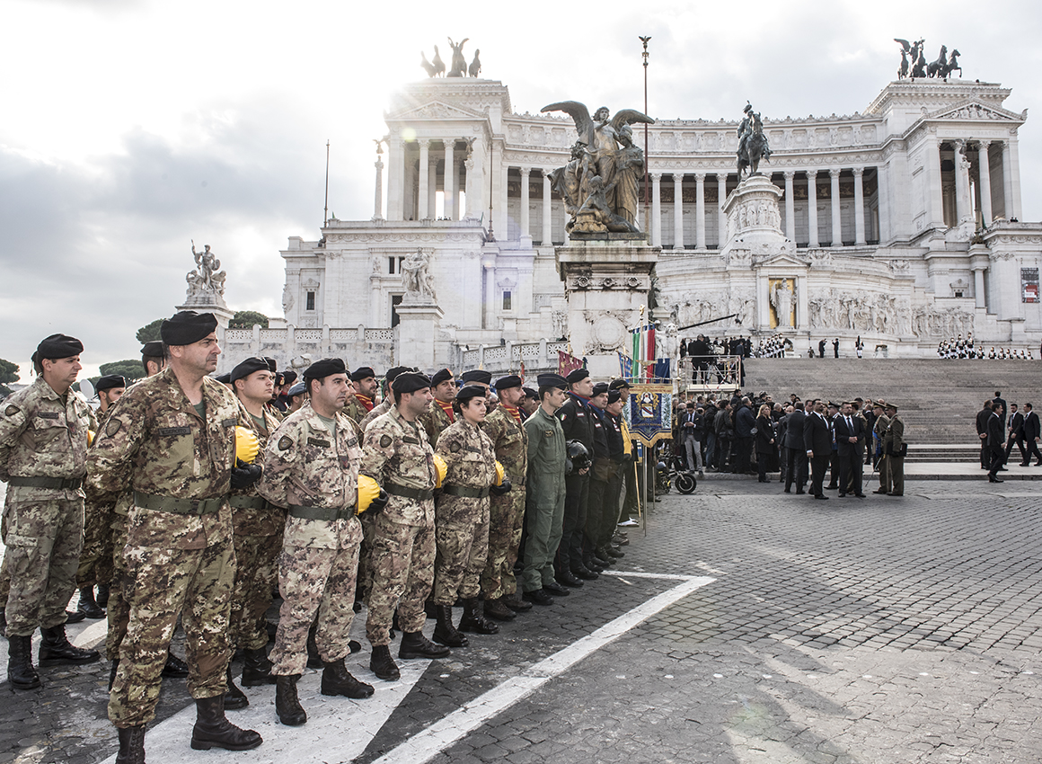 rappresentanza-di-militari-intervenuti-nel-terremoto-in-centro-italia-parta-4-novembre-piazza-venezia