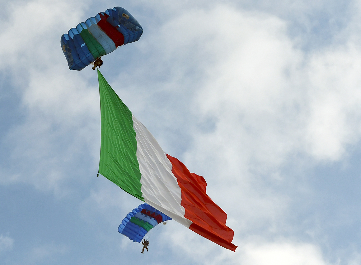 paracadutista-militare-atterra-su-piazza-venezia-per-il-4-novembre