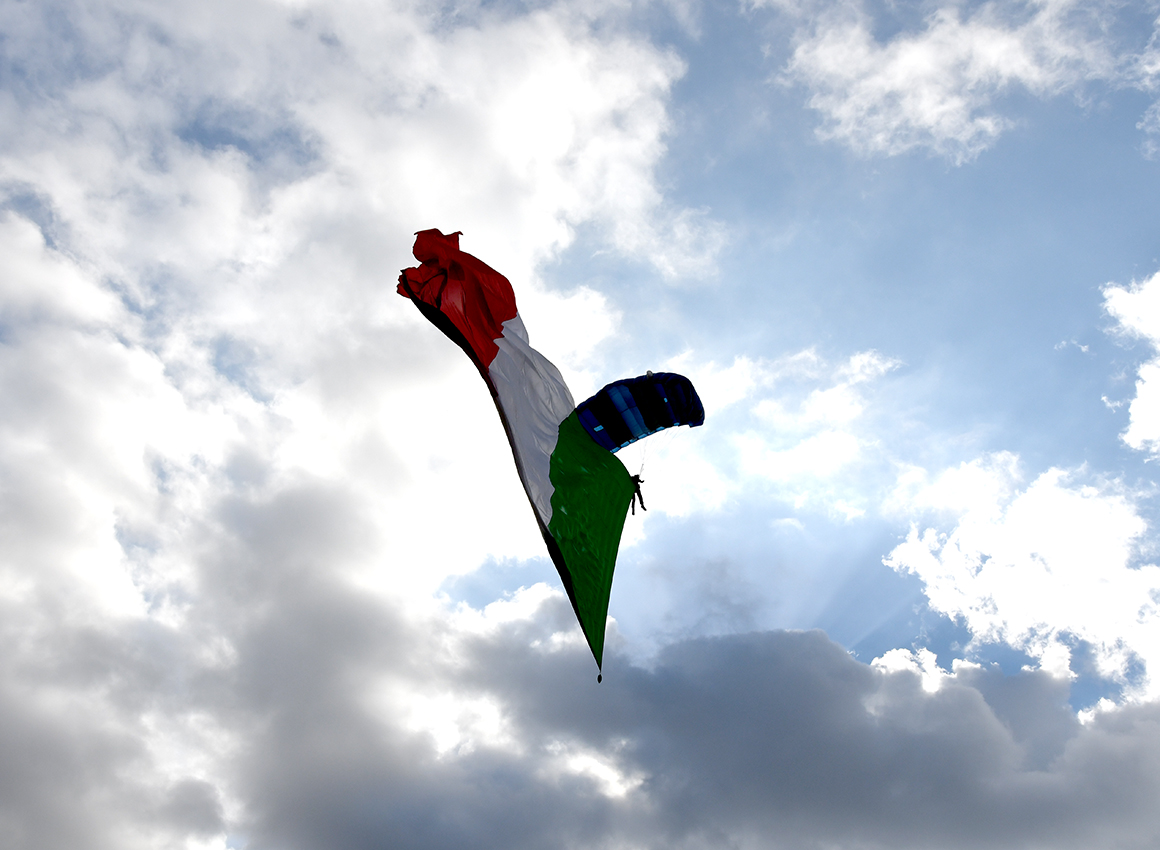 paracadutista-militare-con-bandiera-italiana-4-novembre