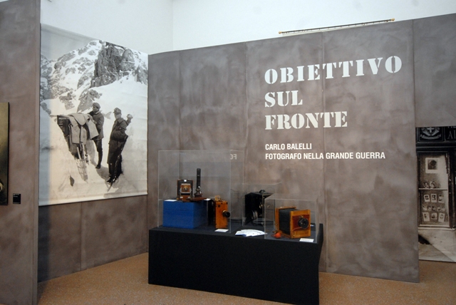 obiettivo-sul-fronte-ingresso-mostra