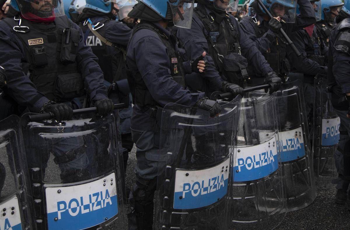 scudo per gli agenti sull'uso delle armi